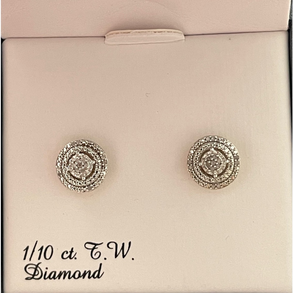 1/10 CT tw diamond cluster earring